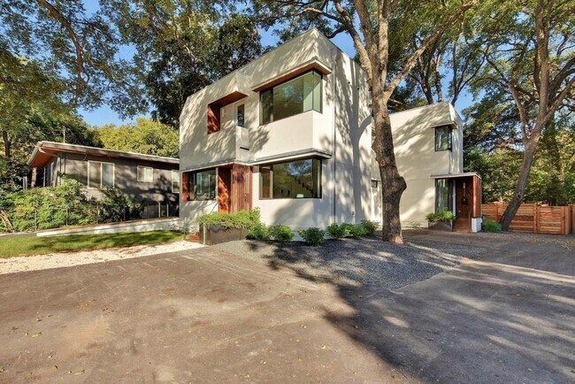 Primary Photo - 1114 Mariposa Dr