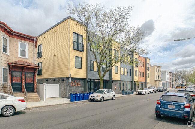 Building Photo - 656 Saratoga Street