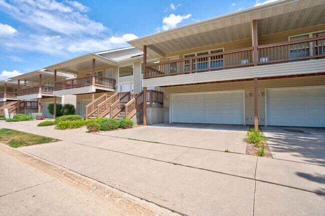 Building Photo - Woodridge Estates Townhomes