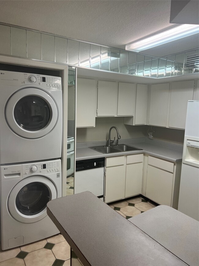 Building Photo - 10811 Richmond Ave.