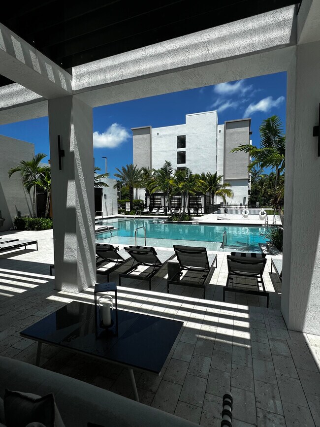 Building Photo - 572 S Biscayne River Dr