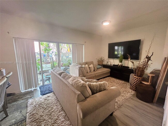 Building Photo - 972 SW 6th Ave