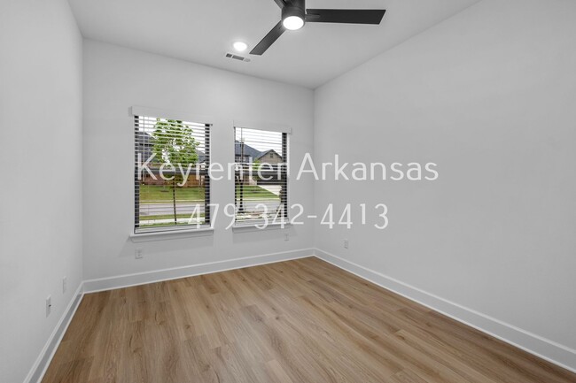 Building Photo - 4 Bed, 2 Bath Home