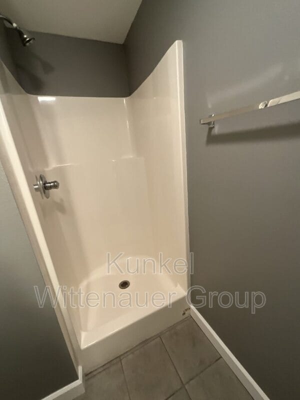 Building Photo - 704 Fountain View Dr