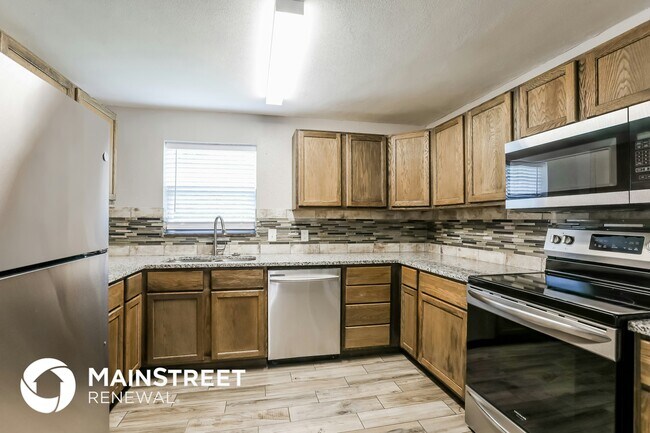 Building Photo - 601 Oak St