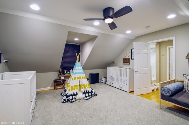 Building Photo - 1918 W Melrose St