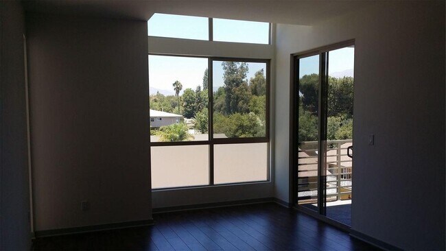 Building Photo - 1008 N Monterey St