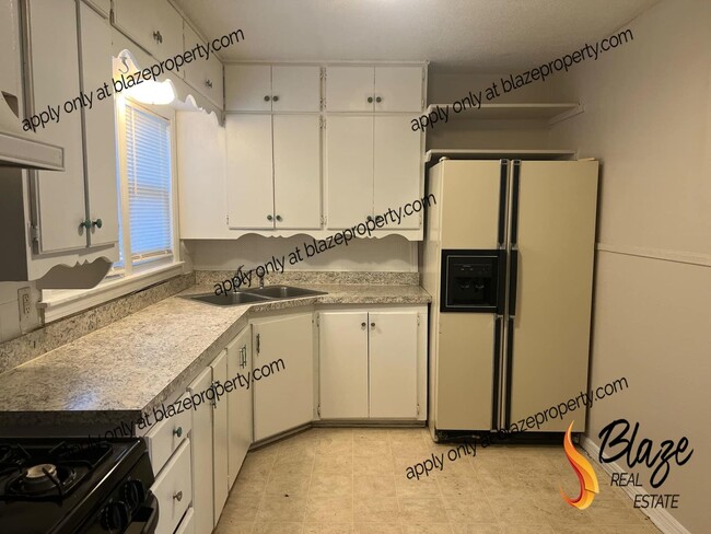 Building Photo - 2 Bed 1 Bath Home | Fresh Paint & New Floo...