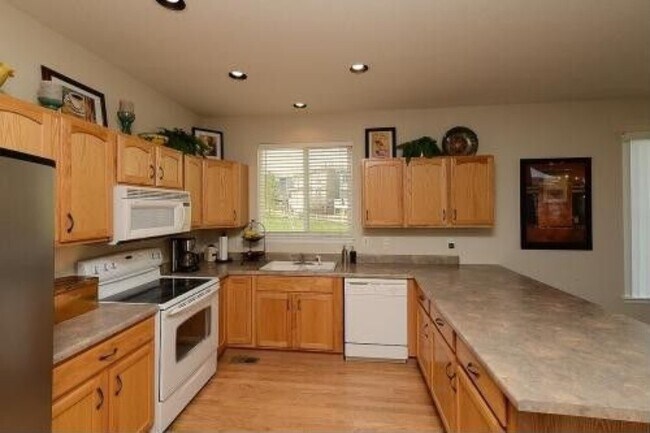 Building Photo - 2988 Redhaven Way