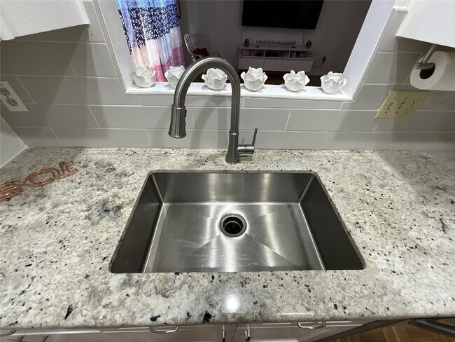 Building Photo - 2100 Commonwealth St