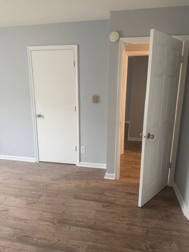 Building Photo - Three Bedroom Apartment in Norfolk