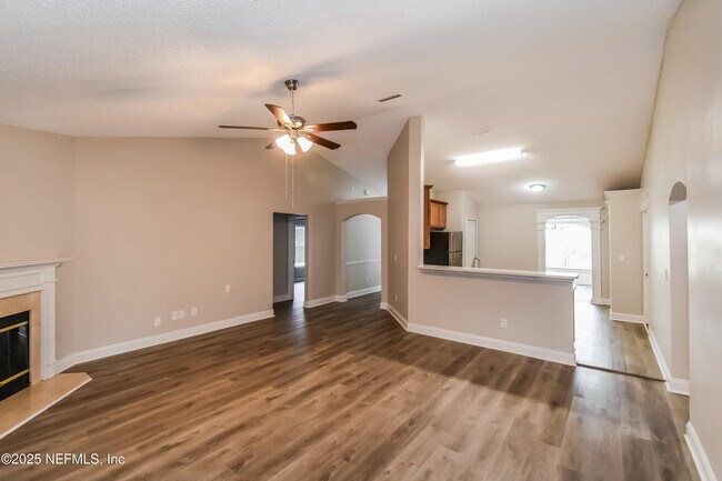 Building Photo - 576 Thornberry Rd
