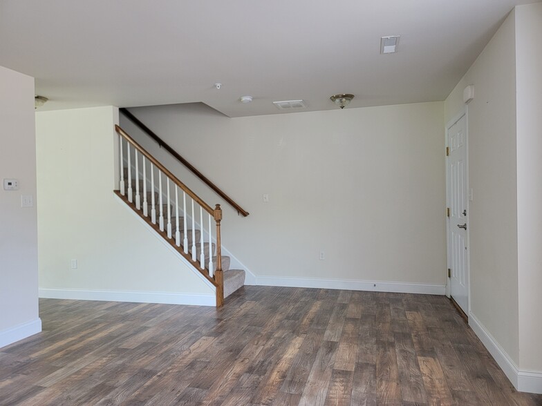 Building Photo - 126 Redstone Dr