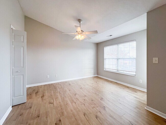 Building Photo - 2-Bedroom + office Condo Retreat with Pool Access