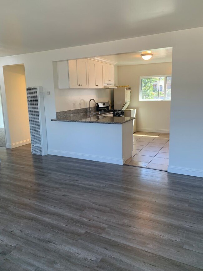 Building Photo - For Lease: 2 Bed / 1 Bath Upstairs Duplex – Ventura, CA