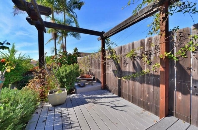 Building Photo - Spacious 3BD/2.5BA Home Available in West Clairemont!