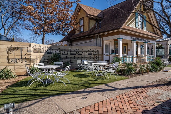 Building Photo - 600 Melba St