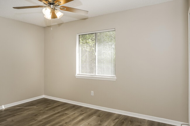 Building Photo - 2102 Thames Rd SE