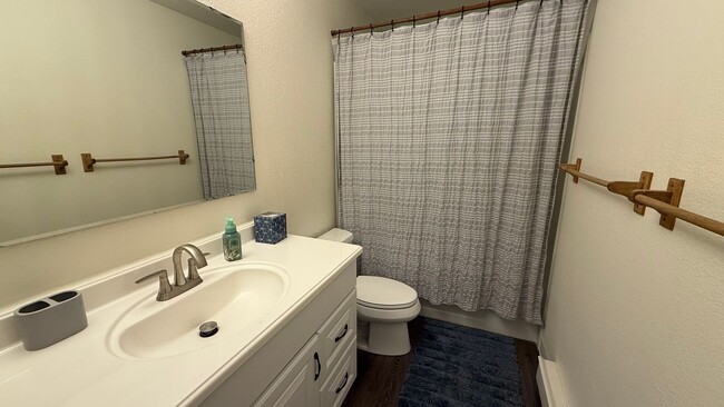 Building Photo - 2 Bedroom Updated Ranch Condo w/Vaulted Ce...