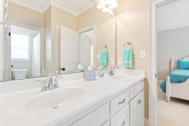 Building Photo - Elegant 5 bedroom home in Bedford!