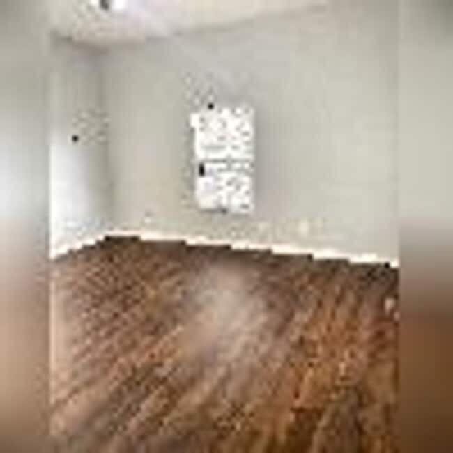 Building Photo - Recetly updated and convenient to downtown!