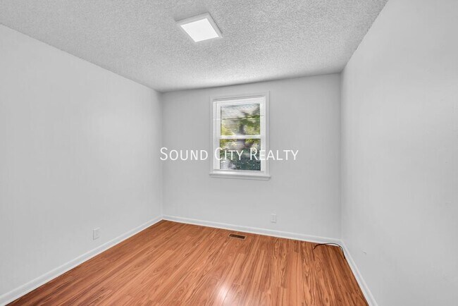 Building Photo - 3232 Hinkle Dr