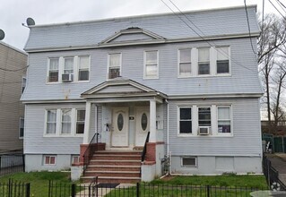 Building Photo - 444 Walnut St