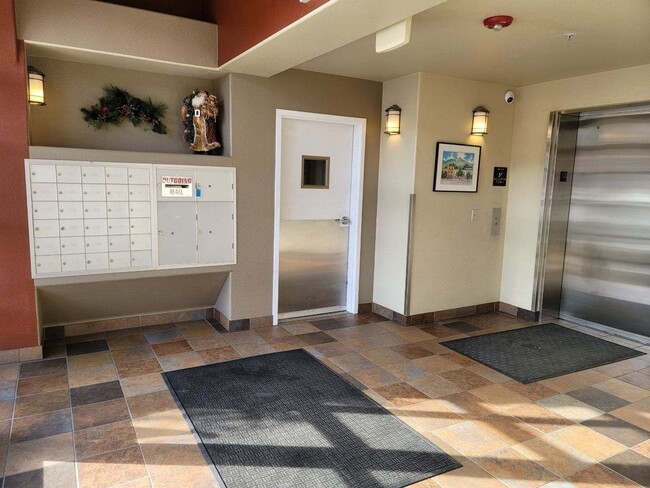 Building Photo - 2 Bed 2 Bath High-End Condo in Downtown Go...