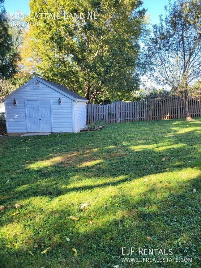 Building Photo - 805 Cattail Ln NE