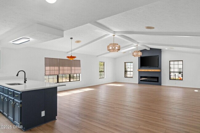 Building Photo - 224 E Lakeshore Dr