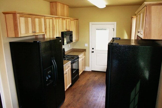 Building Photo - 6 Bed, 4 Bath