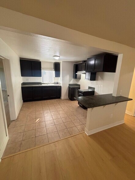 Building Photo - 1214 1/2 W 90th Pl