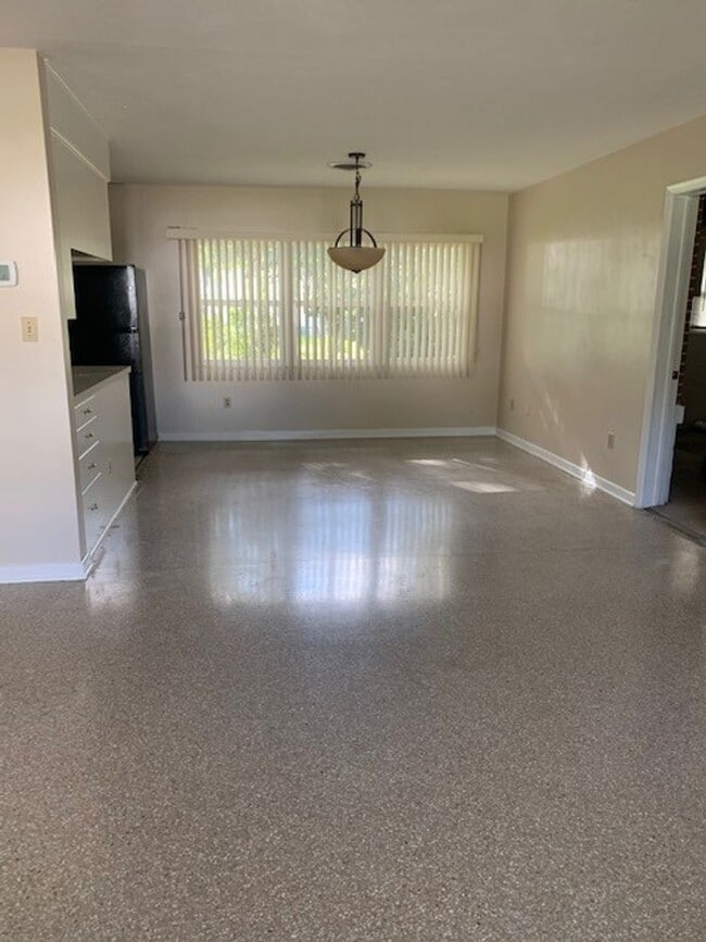 Building Photo - 4/3 Home in Heart of Umatilla!