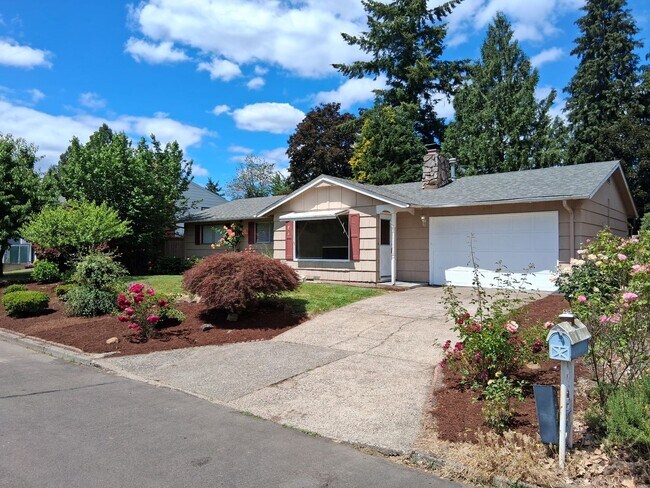 Building Photo - Great location in Milwaukie, OR! 3 bedroom 1 bath home with a large yard!
