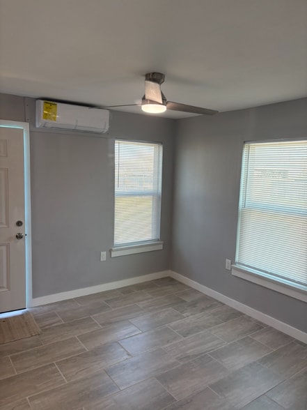 Building Photo - 519 Claride St