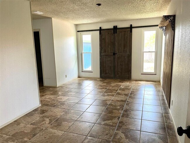 Building Photo - 602 Splitrock