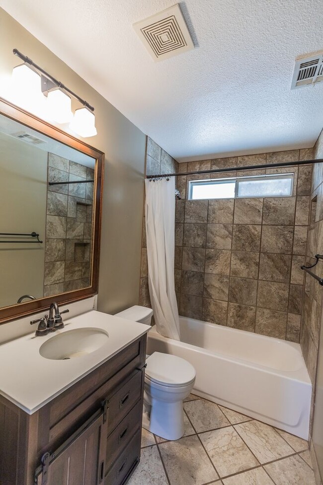 Building Photo - Beautiful 3 bedroom 1 bathroom home