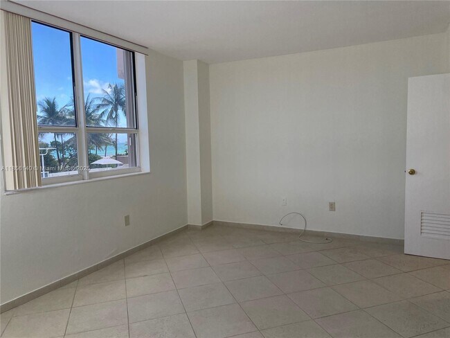 Building Photo - 10185 Collins Ave