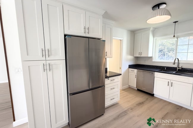 Building Photo - Spacious Remodeled 3 BD/2 BA Home, 2 Bonus Rooms & Large Backyard