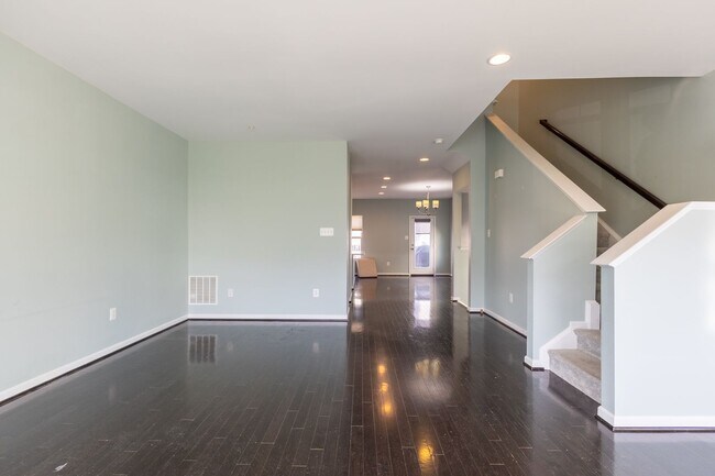 Building Photo - Lovely 3 BR/2.5 BA EOG Townhome in Glen Bu...
