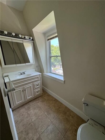 Building Photo - 26 Ayrault St