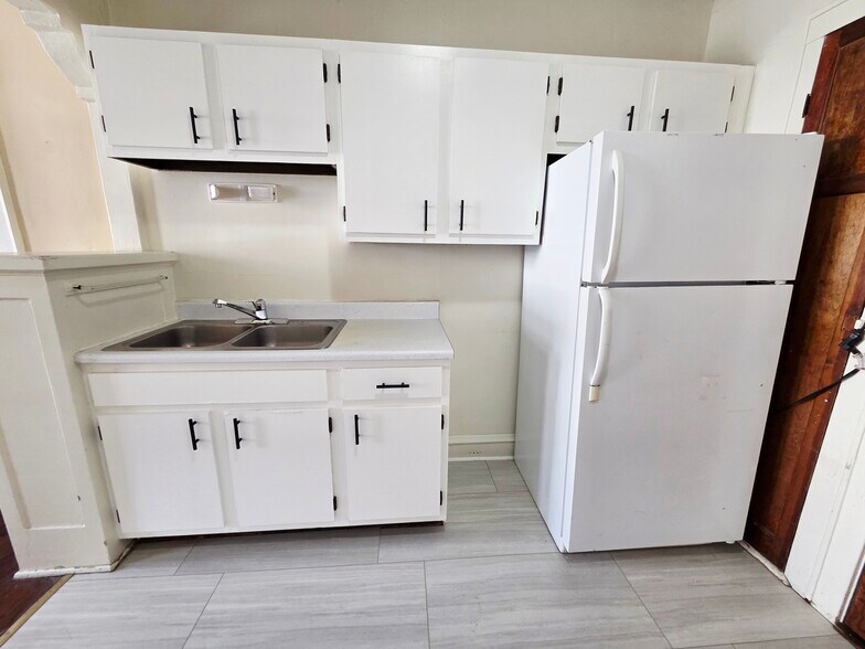 Building Photo - 1013 E Center St