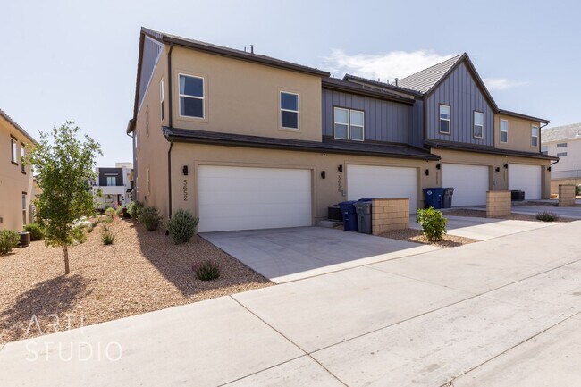 Building Photo - 3 Bedroom, 2.5 Bathroom Townhome in Auburn...