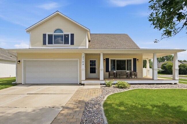 Building Photo - 2704 Stratford Ln