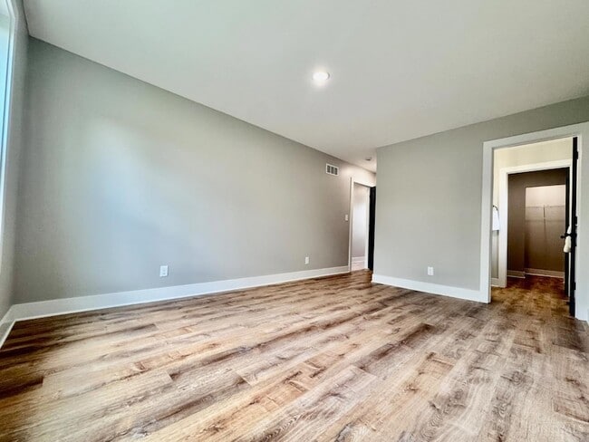 Building Photo - 4605 Thoburne St