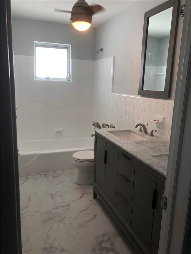 Building Photo - 2050 NE 39th St