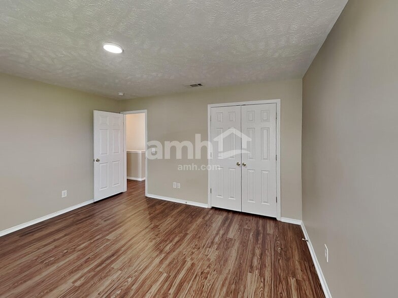 Building Photo - 1215 Lasalle Dr