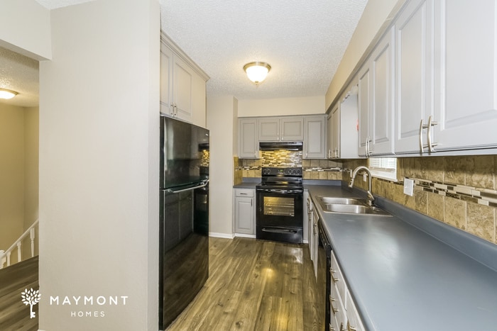 Building Photo - 313 NE Lakeview Dr