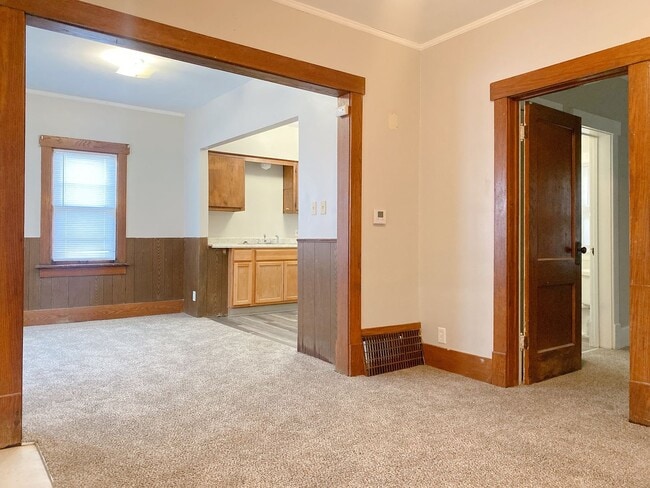 Building Photo - 1/2 OFF FIRST MONTH'S RENT SPECIAL On Upda...