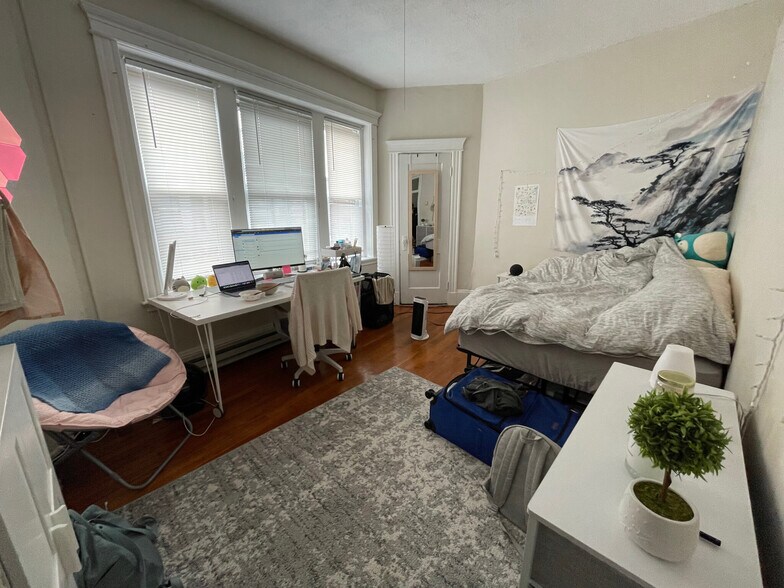 Building Photo - 884 Huntington Ave